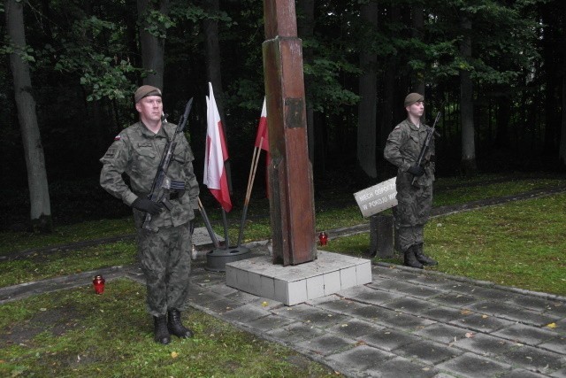 Wartę honorową w miejscach pamięci pełnili też bielscy...