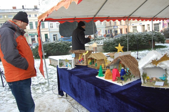 Co roku w grudniu na koronowskim rynku prezentowane są szopki wykonane na konkurs świąteczny.
