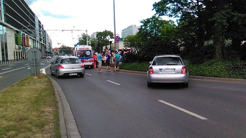 Młoda kobieta potrącona na pasach przy Arkadach Wrocławskich (ZDJĘCIA)