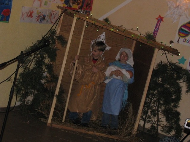 Dzieci z Wełmina mocno zaangażowały się w przedstawienie. Oto Maria i Józef.