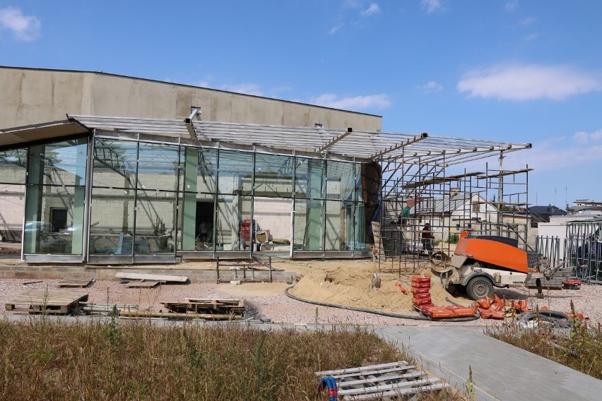 Budowa kina w Białobrzegach. Szklana elewacja gotowa, wkrótce budynek będzie miał dach