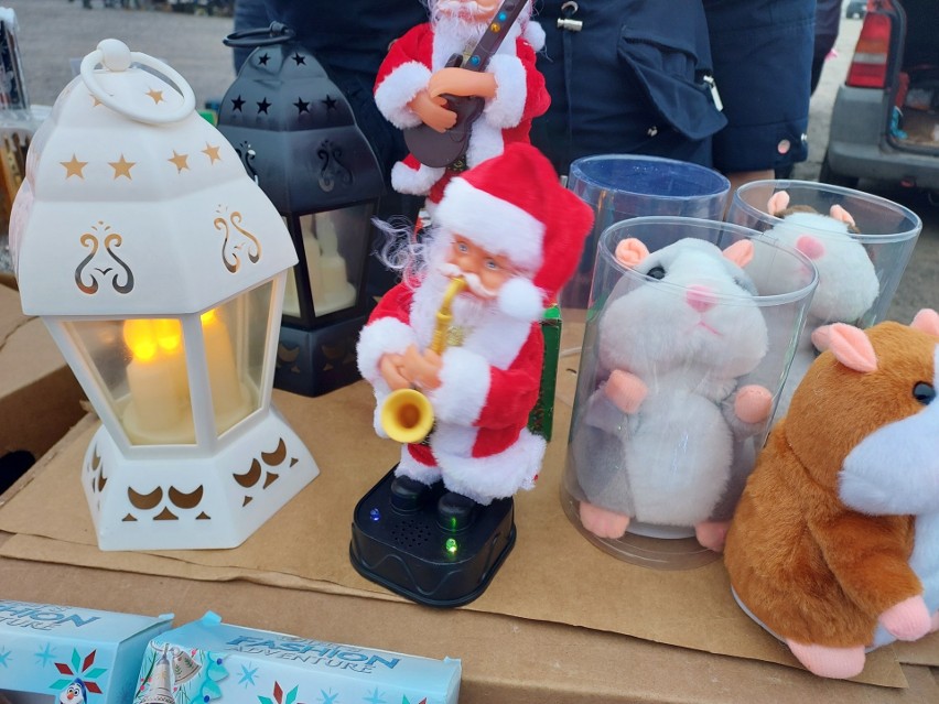 Mikołaje, choinki i ubrania z motywami świątecznymi pojawiły się na opatowskim targu. Przygotowania do Mikołajek w pełni. Zobacz zdjęcia