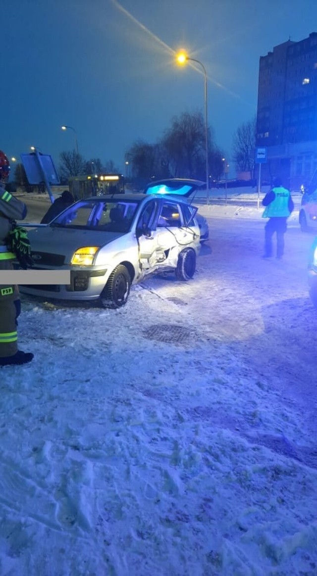 W sobotę, 22 stycznia 2022 roku po godzinie 16:00 w Gnieźnie na ulicy Lednickiej doszło do wypadku z udziałem dwóch samochodów osobowych.