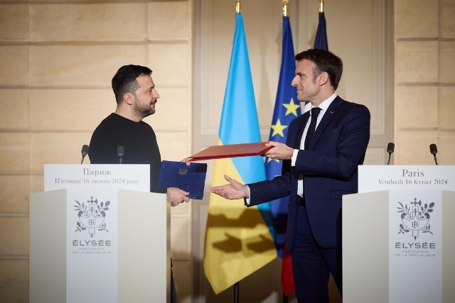 W połowie lutego Macron przyjął we Francji Zełenskiego