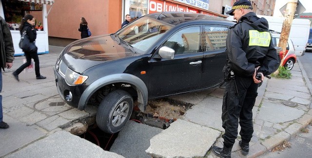 Samochód wpadł w dziurę po studzience.