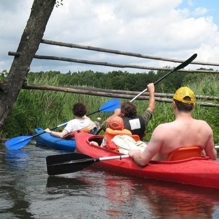 Uwaga na głowy na trasie spływu. Czasami trzeba się schylać i musimy robić to umiejętnie.