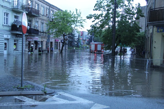 Kanał burzowy nie odbiera wody po gwałtownych opadach deszczu, co powoduje zalewanie centrum miasta.