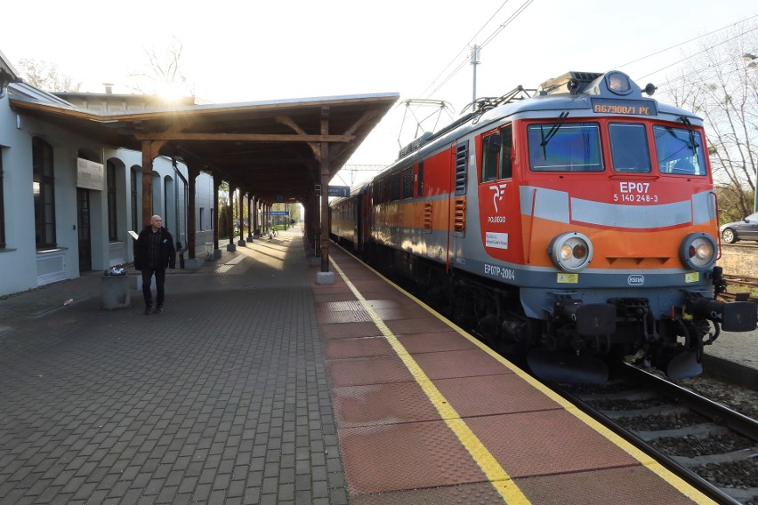 Odnowiony dworzec kolejowy w Kątach Wrocławskich cieszy oczy...