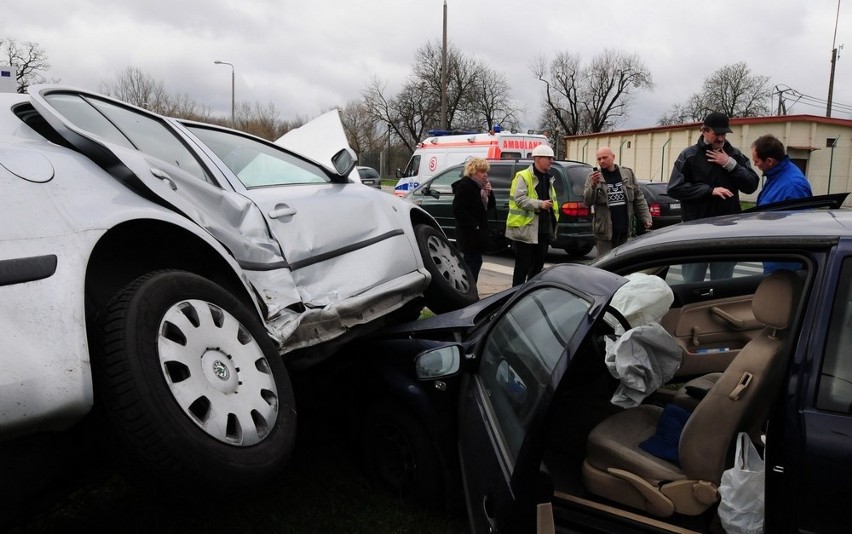 Wypadek na skrzyżowaniu Broniewskiego z Okrężną w Toruniu