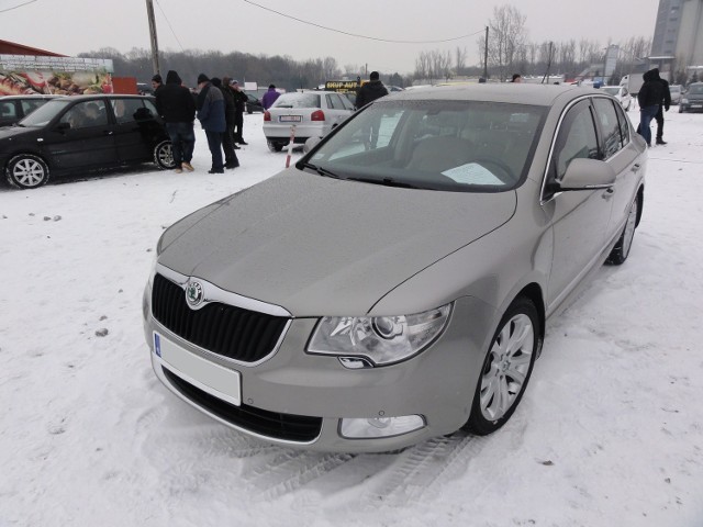 1. Skoda Superb. Silnik 3,6 benzyna, rok produkcji 2009, cena 52800 zł.