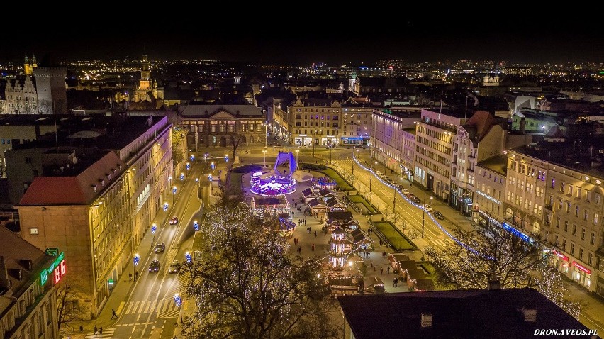 Jarmark świąteczny na placu Wolności z lotu ptaka