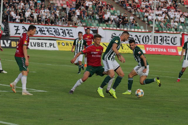 W drugiej kolejce pierwszej ligi Olimpia Grudziądz (biało-zielone stroje) pokonała na wyjeździe Zagłębię Sosnowiec 1:0. Strzelcem jedynego gola był Thiago Alves.