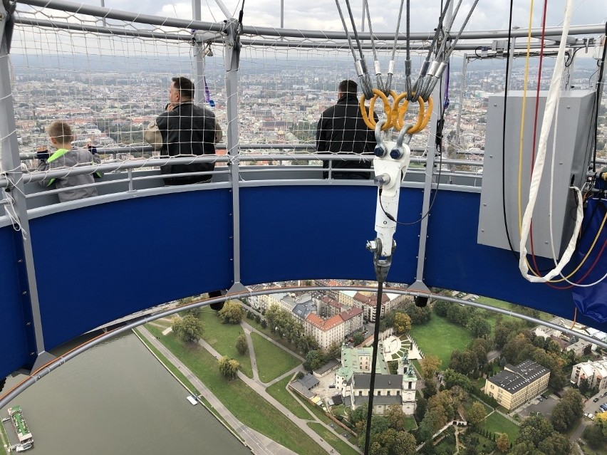 Kraków. Balon znów unosi się nad miastem. Zobacz niesamowite widoki z wysokości 150 metrów [ZDJĘCIA]