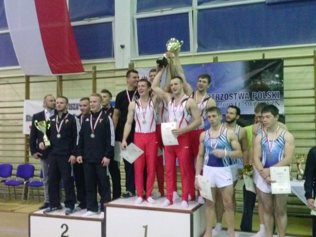 Mistrzowska drużyna AZS AWF Kraków na podium z pucharem