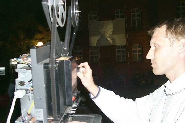 Prezes klubu Kontrapunkt Jarosław Pietrzyk obsługiwał poczciwy projektor na taśmę 16 mm
