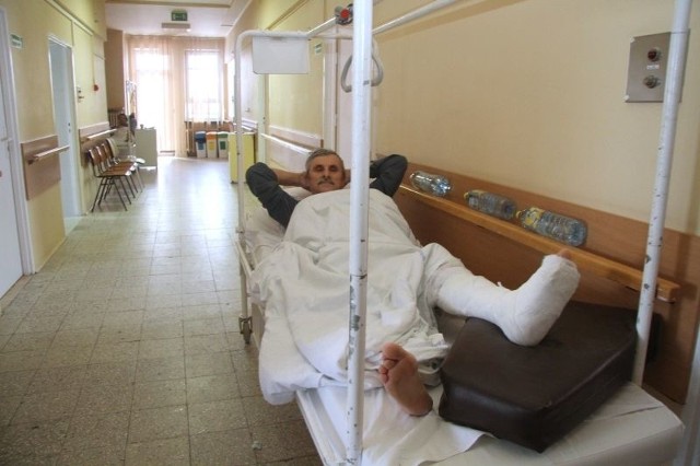 Dla Ireneusza Gonciarza z Sarbinowa dostawiono łóżko na korytarzu, bo sale oddziału ortopedii w Szpitalu Wojewódzkim w Kielcach są już przepełnione.