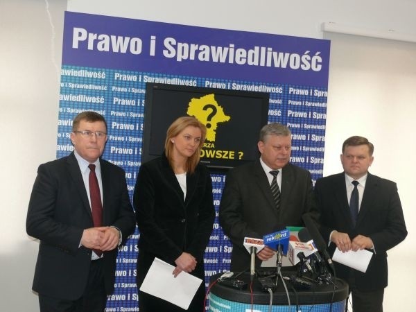 - Odwołajmy marszałka Struzika &#8211; apelowali politycy Prawa i Sprawiedliwości; od lewej: Zbigniew Kuźmiuk, Agnieszka Górska, Marek Suski i Wojciech Skurkiewicz.