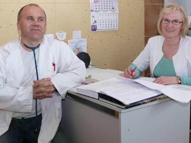 Szczepienia 13-letnich dziewczynek z gminy Włoszczowa prowadzi doktor Dariusz Młodawski z pielęgniarką Barbarą Żak.
