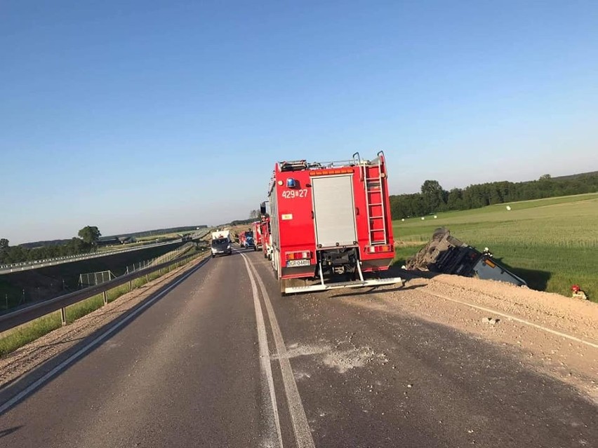 Łubiane. Wypadek na DK 61. Tir spadł z nasypu, kierowca...