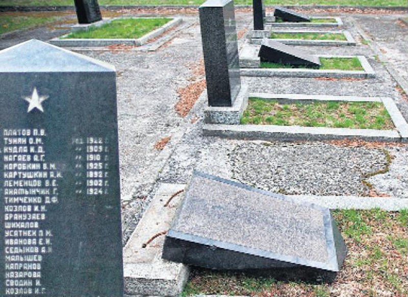 Nagrobki zniszczone na cmentarzu żołnierzy radzieckich w...