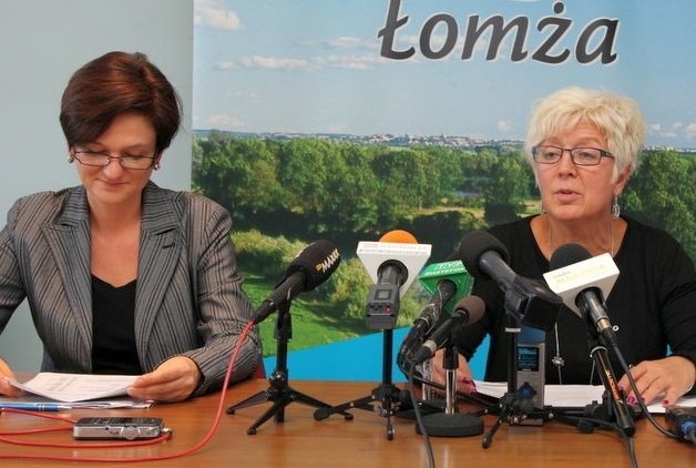 Wiceprezydent Mirosława Kluczek (po prawej) podziękowała autorom projektów.