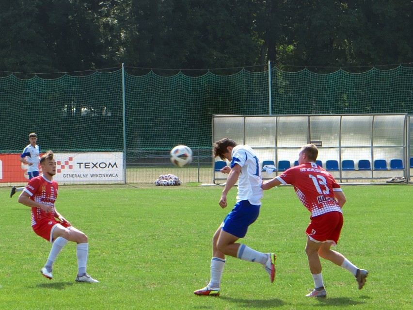 KS Wiązownica (czerwone stroje) wygrał sparing w Sieniawie.