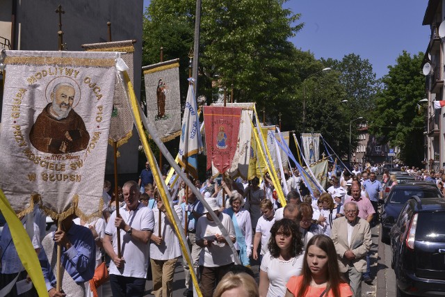 Procesja przeszła od kościoła Mariackiego do parafii kościoła Najświętszego Serca Jezusowego przy ulicy Armii Krajowej. W procesji uczestniczyło kilkuset wiernych. Zapraszamy do galerii zdjęć.