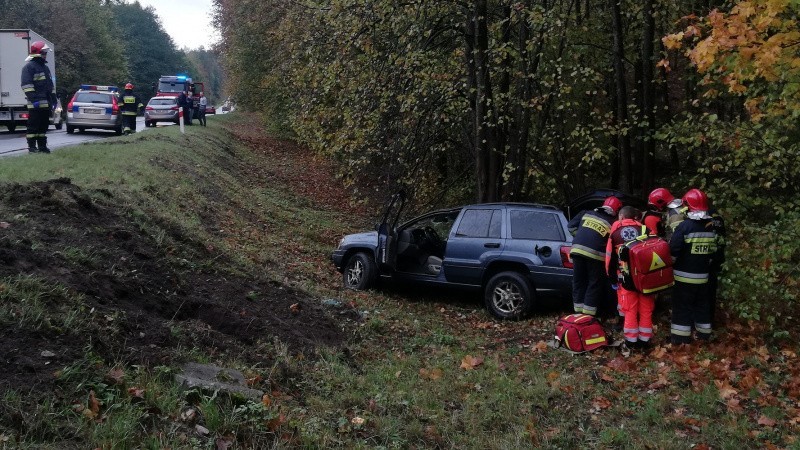 Jeep wypadł z drogi i zatrzymał się na drzewie (zdjęcia)