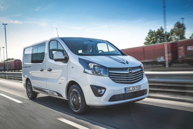 Opel Vivaro SportOpel Vivaro Sport zadebiutował na ubiegłorocznych targach pojazdów użytkowych IAA w Hanowerze. Nową odmianę, dostępną jako kombi, furgon i podwójna kabina z podwoziem, w dwóch długościach i o dopuszczalnej masie całkowitej do 2,9 tony, można teraz zamawiać w cenie od 97 365 zł netto.Fot. Opel