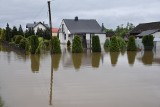 Kolejny dzień walki z powodzią na Powiślu Dąbrowskim. Wiele domów stoi nadal w wodzie [ZDJĘCIA]