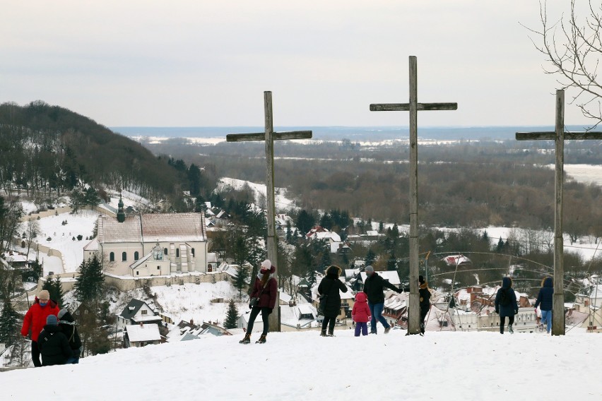 Kazimierz Dolny pod śniegiem. Piękne widoki z Góry Trzech Krzyży i wzgórza zamkowego. Zobacz