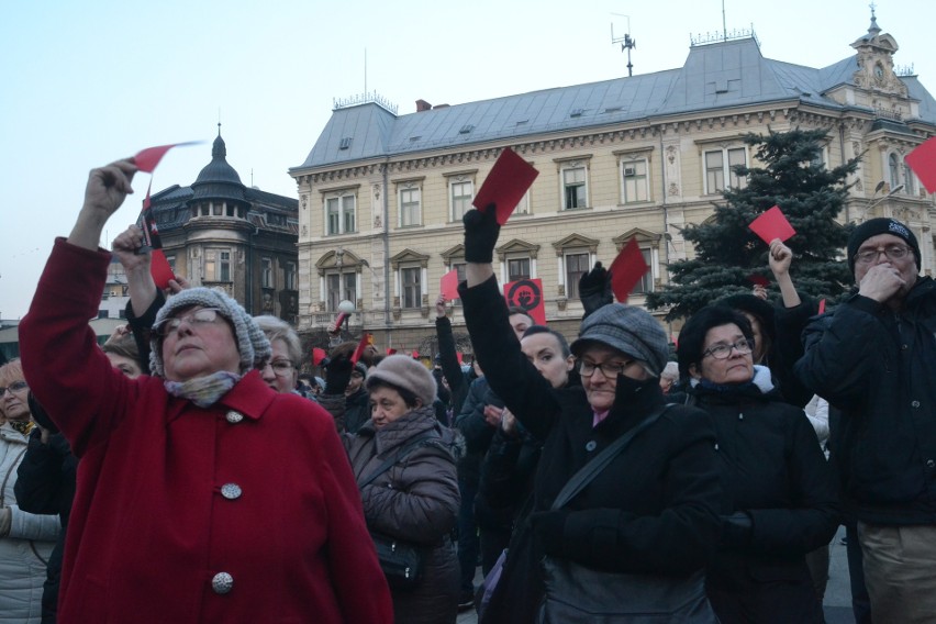 Czarny Protest w Bielsku-Białej. Czerwona kartka dla rządzących ZDJĘCIA