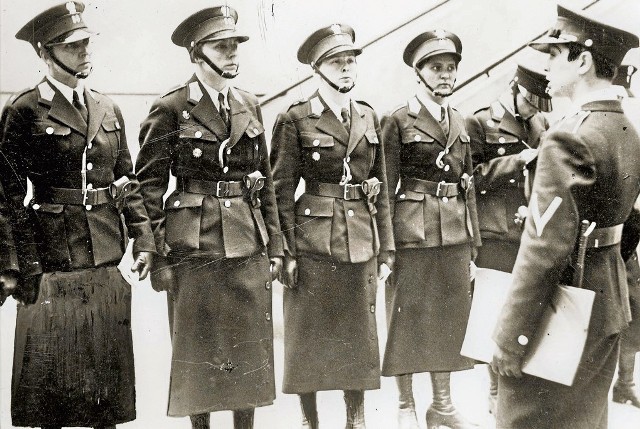 Pierwsze policjantki chodziły bez mundurów, ale w latach 30. XX w. zdecydowano się je wprowadzić