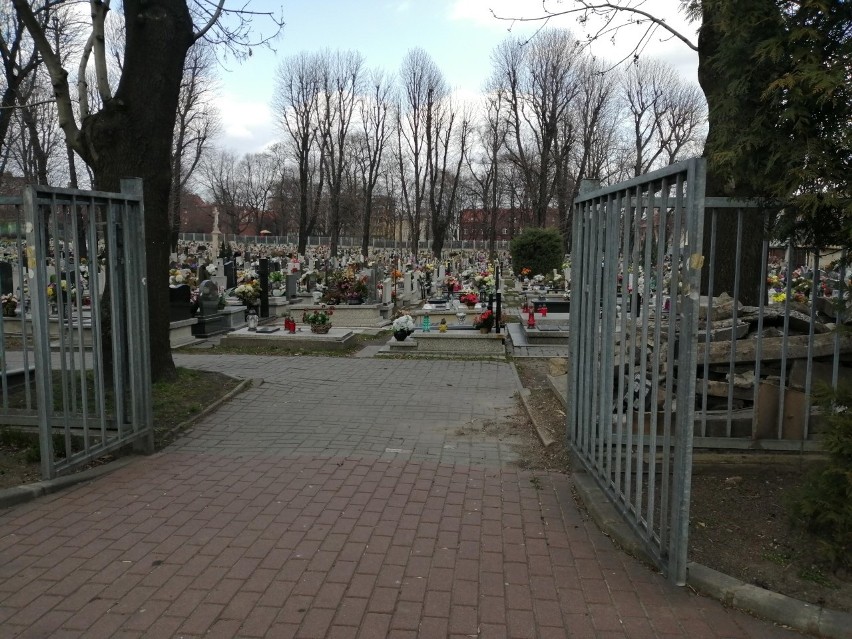 Chorzowskie cmentarze są otwarte, ale tłumów...