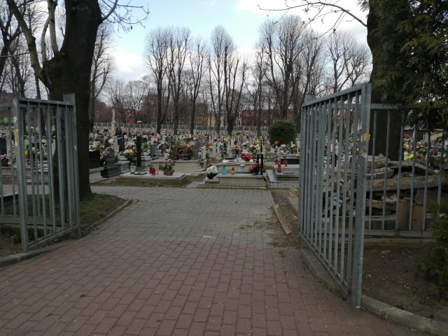 Chorzowskie cmentarze są otwarte, ale tłumów przygotowujących groby na Wielkanoc jeszcze nie ma
