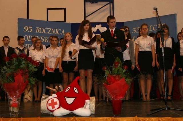 Jubileusz krwiodawców połączono z 95. rocznicą odzyskania niepodległości przez Polskę. Uroczystości rozpoczęto w miejscowym kościele mszą św.