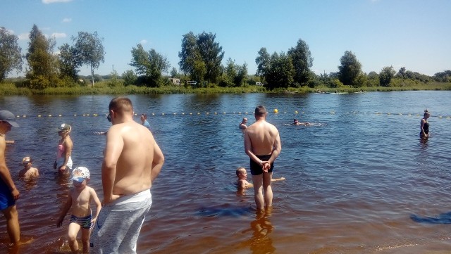 Białobrzeskie kąpielisko jest zorganizowane nad Pilicą. Wyznaczono tam strefy dla dzieci i starszych osób. Ratownicy apelują, żeby nie wypływać poza boje, bo nurt rzeki jest silny