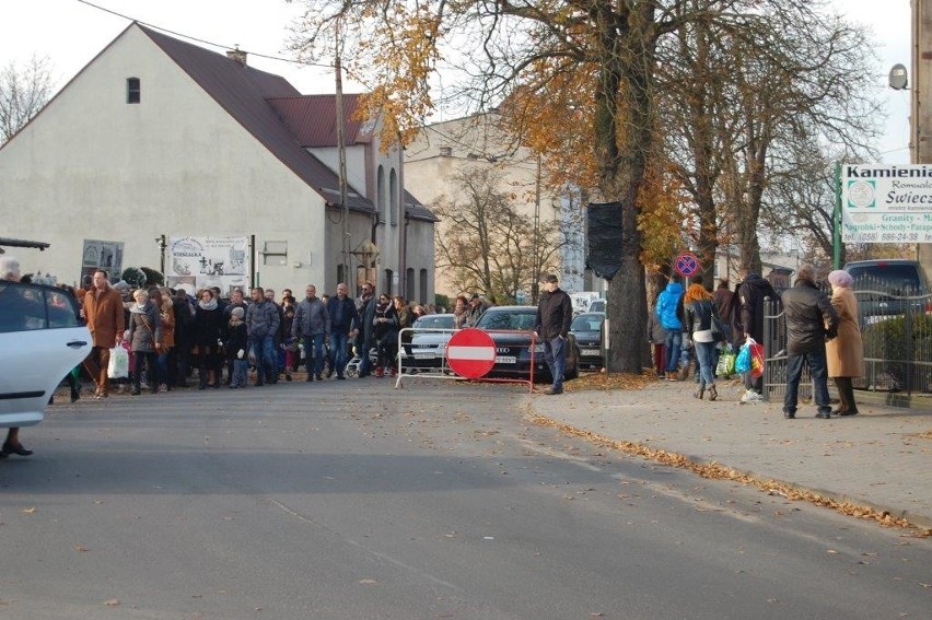 Mieszkańcy Kościerzyny odwiedzają groby bliskich [ZDJĘCIA]