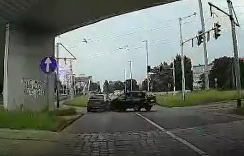 Wypadek na placu Społecznym we Wrocławiu. Tak do niego doszło (NAGRANIE)