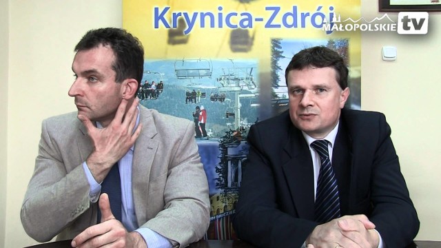 Tomasz Wołowiec (z lewej) i burmistrz Dariusz Reśko, których monografię analizują teraz specjaliści