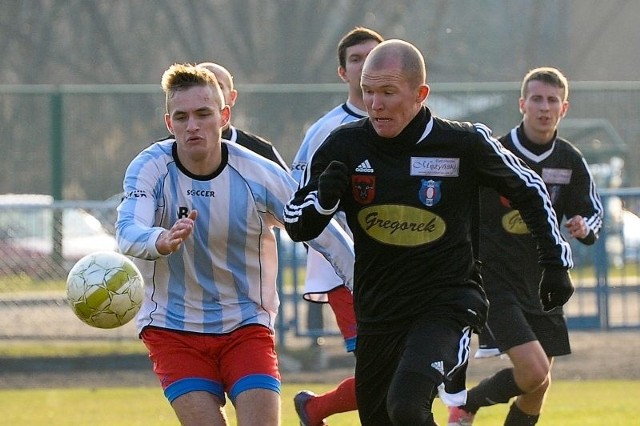 Michał Hryszko (z prawej) i jego koledzy z Olimpii Zambrów będą zimą szykować się do walki o awans