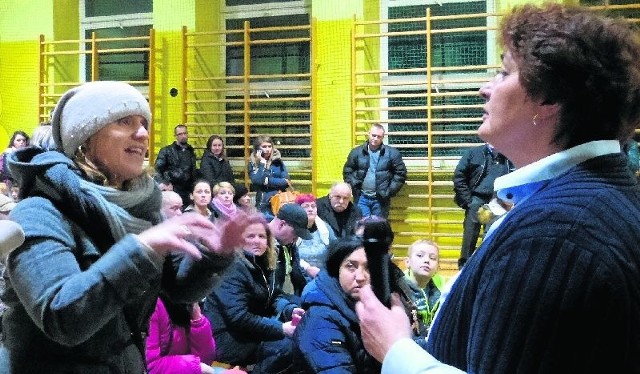  Iwona Kurek (z lewej) zapowiedziała wiceprezydent Marzenie Dębniak, protest rodziców.