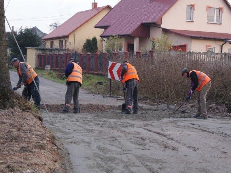 Ciekawy pomysł w gminie Piekoszów - droga zamiast niezapłaconych podatków