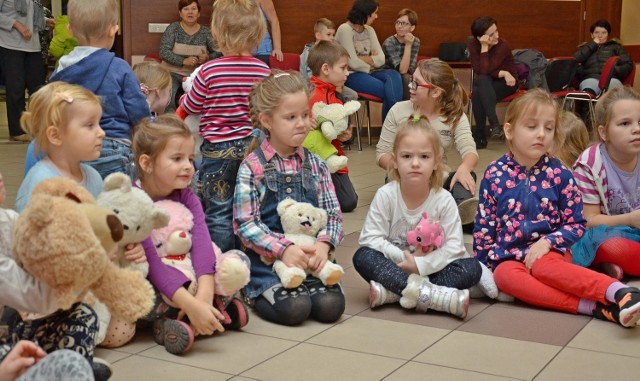 Obchodzone w piątek Święto pluszowego misia uczczono m.in. w Rynarzewie. Dzieci zaproszono do miejscowej świetlicy na tańce i konkursy. Miś był rysowany i przytulany. Szefowa placówki Krystyna Zębała zapraszała najmłodszych do zabaw. Chętni mogli m.in.  potańczyć pod okiem instruktorki. Nie brakowało te słodkości, o które zadbały panie z Koła Gospodyń Wiejskich w Rynarzewie.Wszystkie misie są nasze - skandowały dzieci