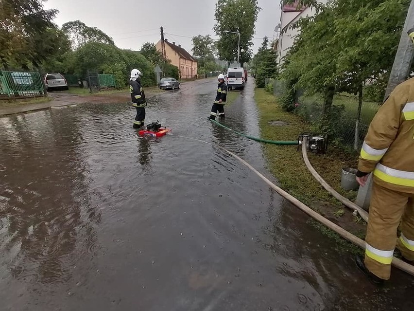 Strażacy z OSP Bogdaniec przez kilka godzin usuwali skutki...