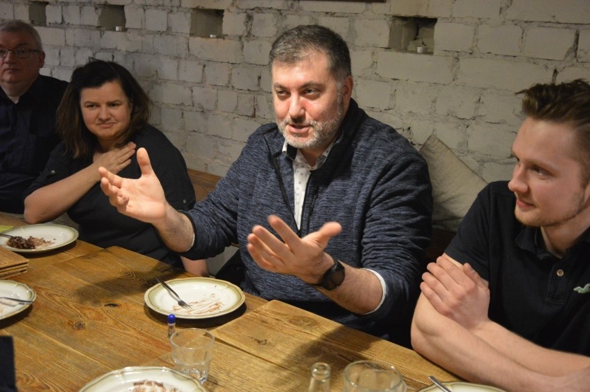 Artur Dziambor zjawił się w restauracji Stary Spichlerz w Sierakowicach: "Uważam, że wszystko się powinno otworzyć!"