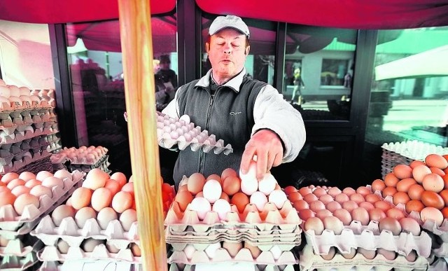 Krzysztof Skrobiewski na święta przywiezie z fermy pod Łodzią więcej białych jaj. Klienci już o nie dopytują.