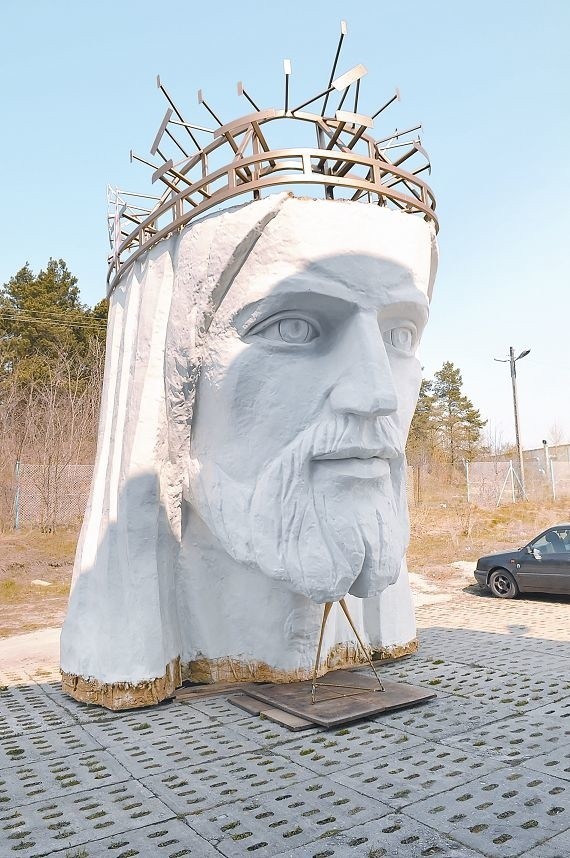 Głowa pomnika Chrystusa Króla w Świebodzinie ma 4,5 m wysokości i waży 15 ton.