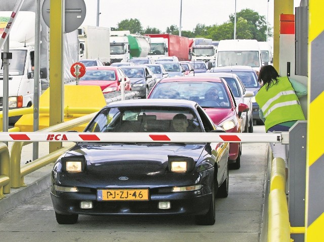 Korki na punkcie poboru opłat w Karwianach to codzienność kierowców jadących autostradą A4 Wrocław - Katowice. Urzędnicy chcą z tym walczyć, ale ich pomysł może tylko pogorszyć sprawę