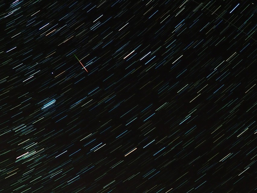 Obserwację Orionidów najlepiej rozpocząć około północy.